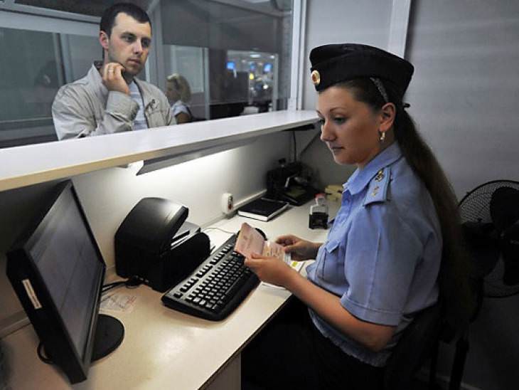 Не пускают за границу: как снять ограничения на у приставов, сумма долга, не позволяющая выехать за рубеж