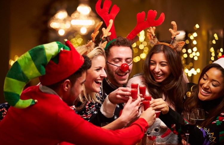 Лучшие тосты на Новый год 2019 для корпоратива с приколами