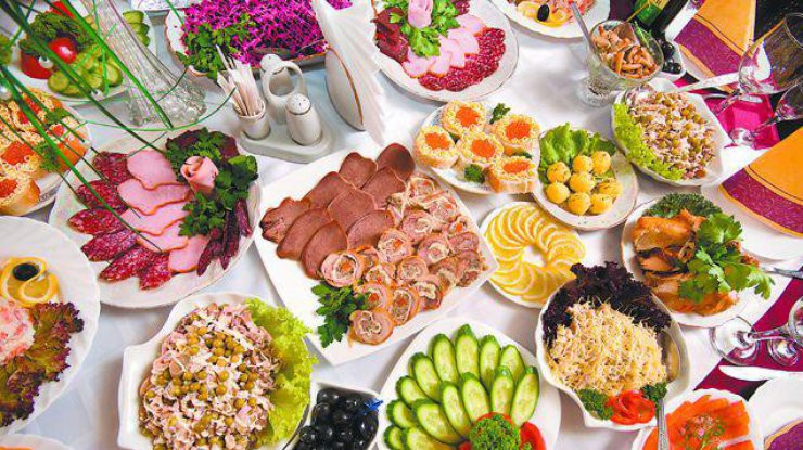 Какое мясо должно быть на новогоднем столе 2019: можно есть свинину на Новый год?