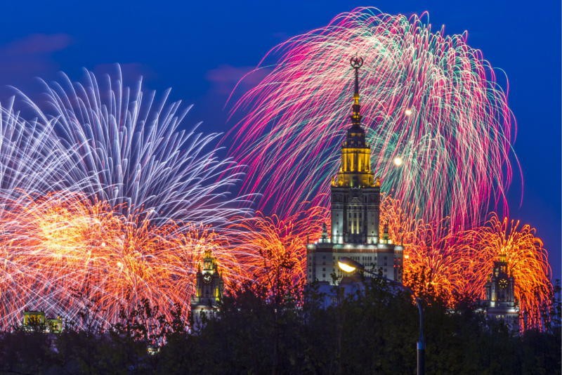 Салют в Москве на Новый год 2019: во сколько, откуда лучше смотреть, площадки, салют и фейерверк с 31 декабря на 1 января 2019 Салют в Москве на Новый год 2019: во сколько, откуда лучше смотреть, площадки, салют и фейерверк с 31 декабря на 1 января 2019