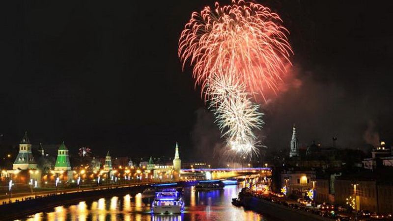 Салют в Москве на Новый год 2019: во сколько, откуда лучше смотреть, площадки, салют и фейерверк с 31 декабря на 1 января 2019 Салют в Москве на Новый год 2019: во сколько, откуда лучше смотреть, площадки, салют и фейерверк с 31 декабря на 1 января 2019