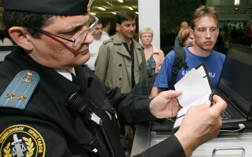 Не пускают за границу: как снять ограничения на у приставов, сумма долга, не позволяющая выехать за рубеж