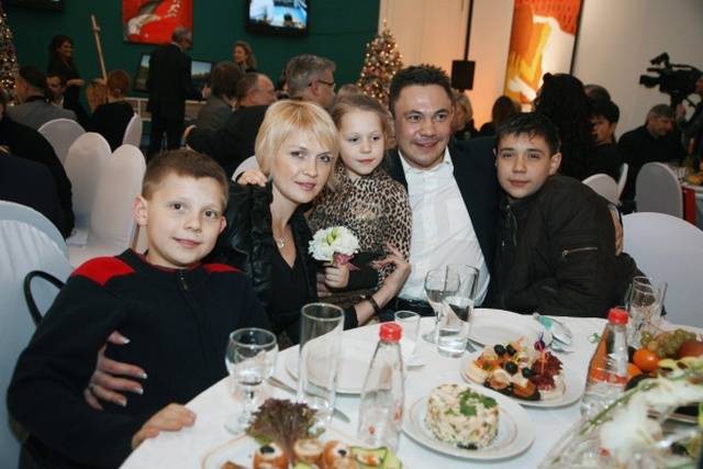 Бывшая жена Кости Дзю так и не вернулась в Россию после развода