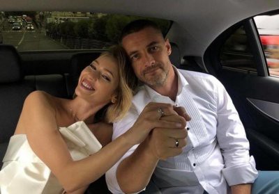 Актрисе Евгении Лозе муж Антон Батырев целует ноги