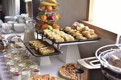 Эксперты рассказали, каких блюд следует избегать, чтобы не отравиться блюдами со шведского стола