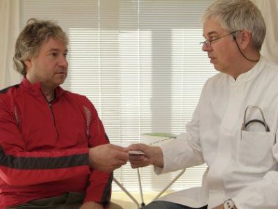 Врачи назвали причины страха мужчин перед врачами