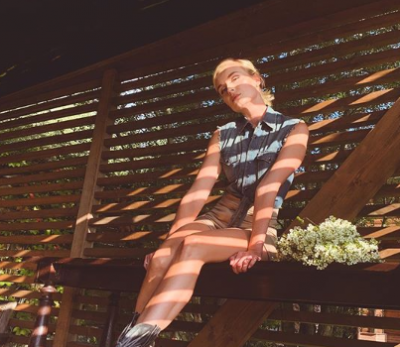 Полина Гагарина принимает процедуру иглоукалывания