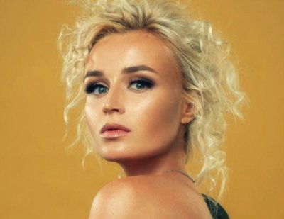 Полина Гагарина принимает процедуру иглоукалывания