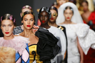 Ирина Шейк чуть не упала на подиуме