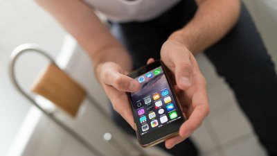 Врачи рассказали о вреде использования в туалете смартфонов