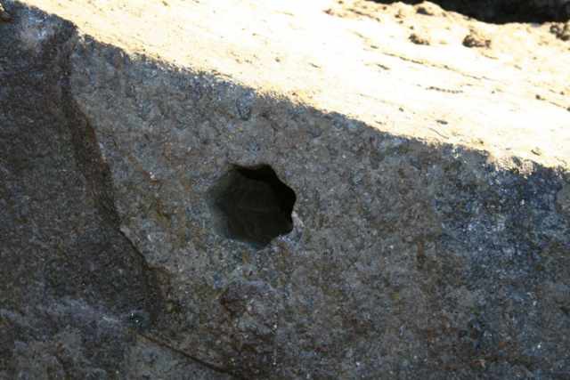 Откуда звёздные отверстия в толще гранита?