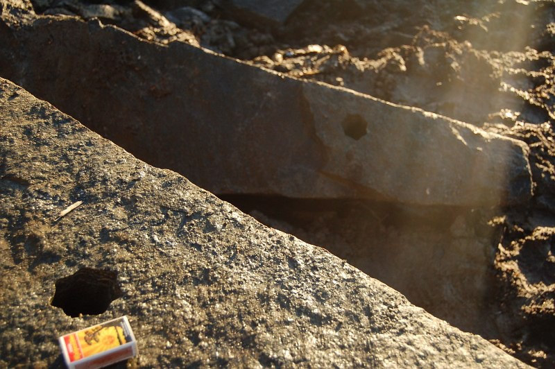 Откуда звёздные отверстия в толще гранита?