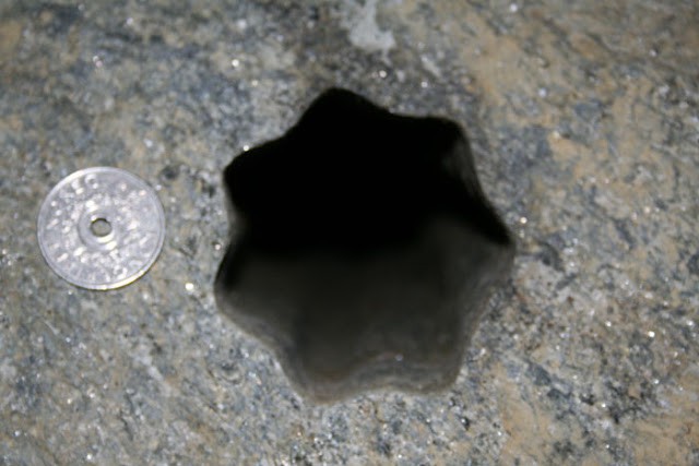 Откуда звёздные отверстия в толще гранита?