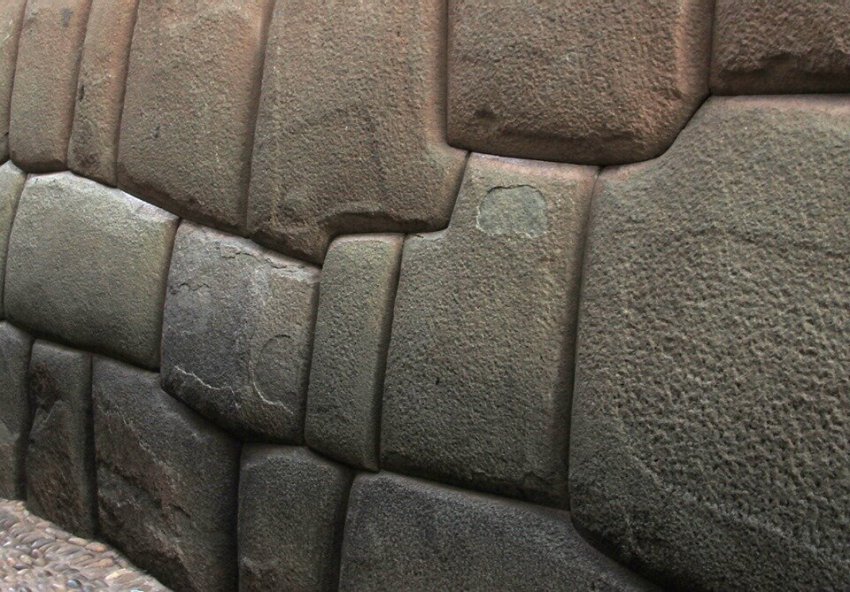 Отслоения на геополимерных блоках в Перу