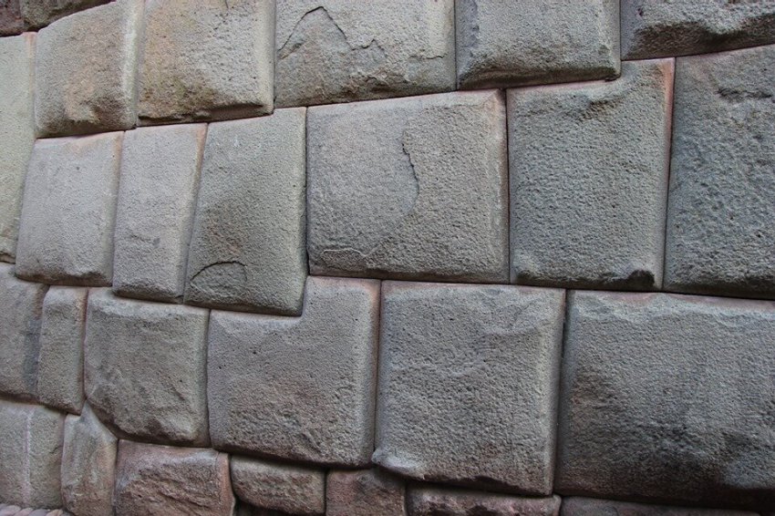 Отслоения на геополимерных блоках в Перу