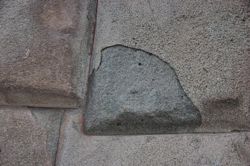 Отслоения на геополимерных блоках в Перу