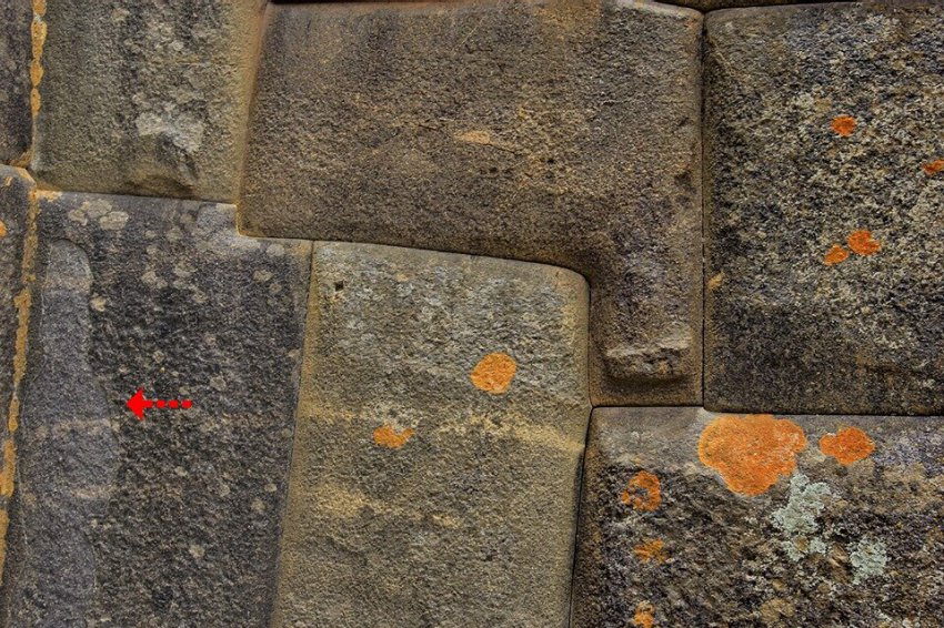 Отслоения на геополимерных блоках в Перу