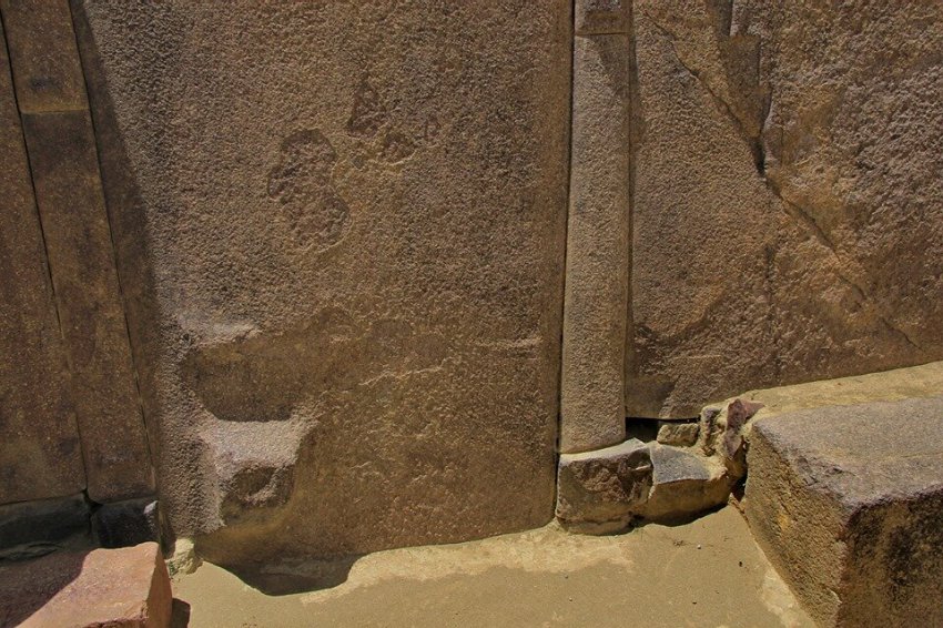 Отслоения на геополимерных блоках в Перу