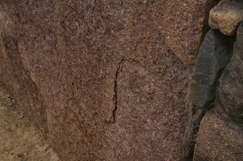 Отслоения на геополимерных блоках в Перу