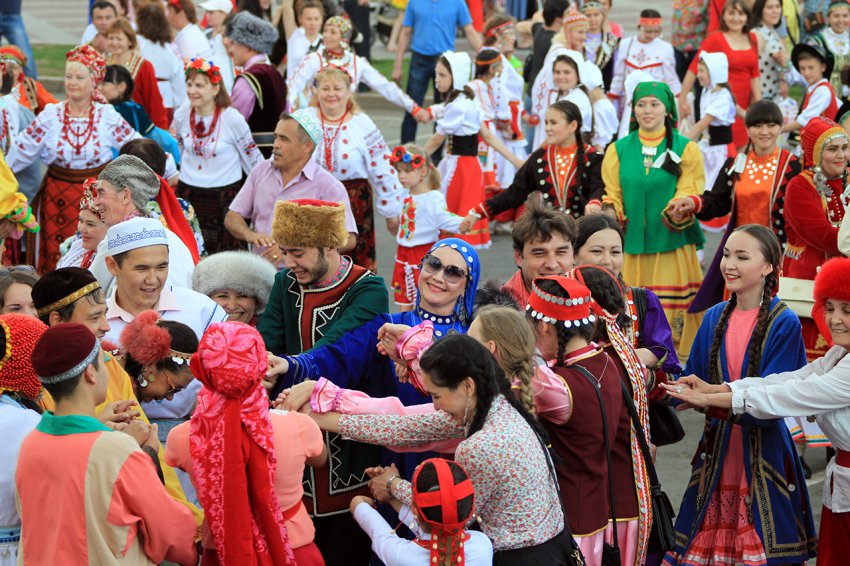 Раскрыв народу страшную тайну, он должен был по закону жанра погибнуть, и он погиб... при крушении вертолёта...