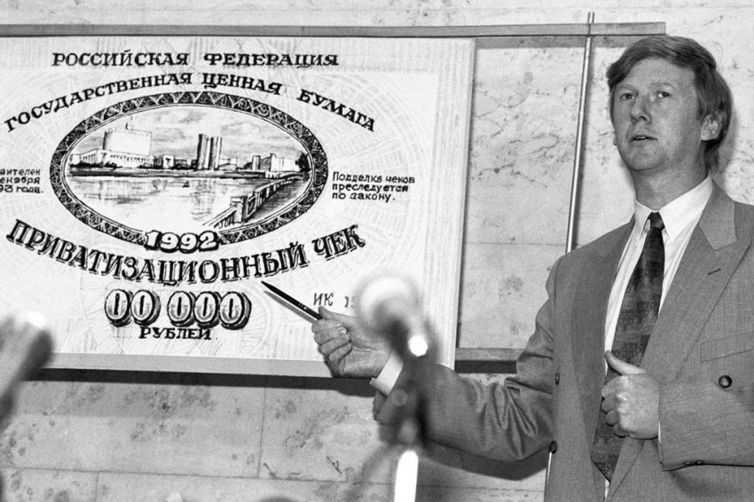 Раскрыв народу страшную тайну, он должен был по закону жанра погибнуть, и он погиб... при крушении вертолёта...