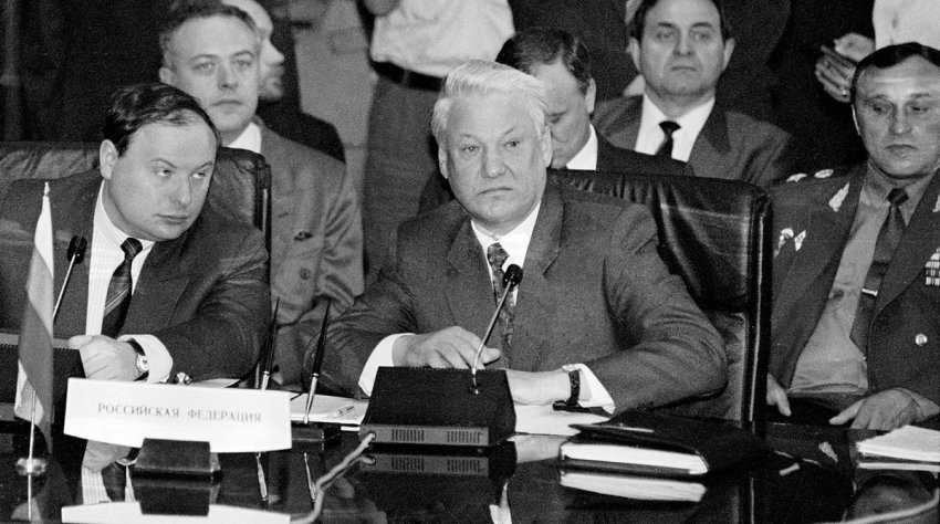 Раскрыв народу страшную тайну, он должен был по закону жанра погибнуть, и он погиб... при крушении вертолёта...