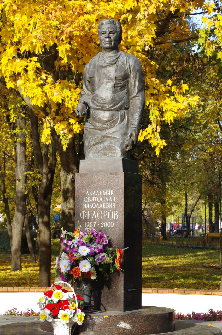 Раскрыв народу страшную тайну, он должен был по закону жанра погибнуть, и он погиб... при крушении вертолёта...
