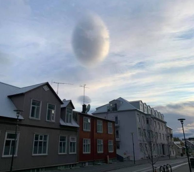 Над Исландией зависло огромное облако в виде яйца