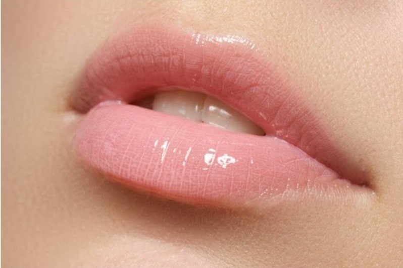 Отчего постоянно сухая кожа губ и что делать?