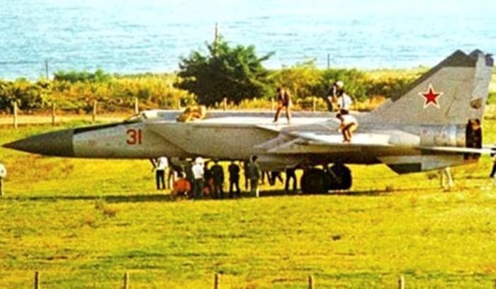 Как сложилась жизнь советского лётчика-истребителя, прорвавшегося за «железный занавес»