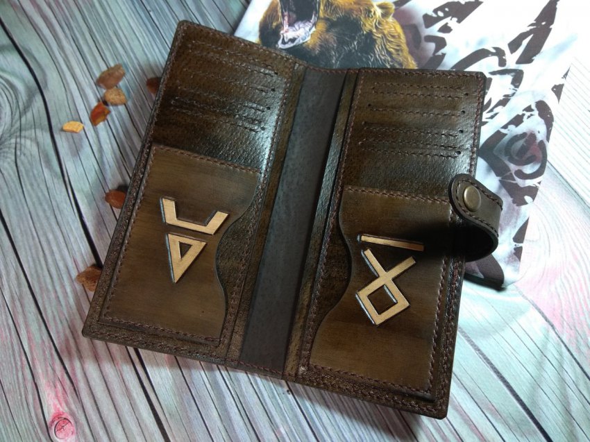 Рисуем руны в кошельке для создания денежного потока