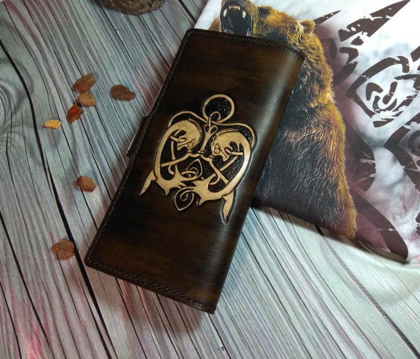 Рисуем руны в кошельке для создания денежного потока