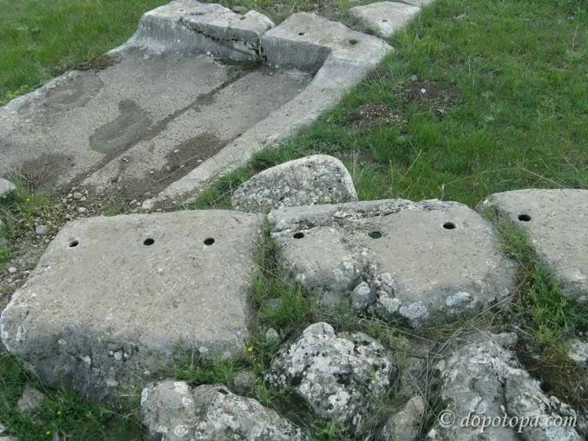 Загадка допотопных отверстий в каменных глыбах