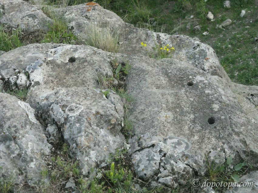 Загадка допотопных отверстий в каменных глыбах