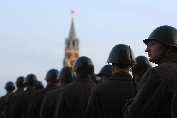 Грандиозный парад на Красной площади 7 ноября 2019 года будут транслировать в Сети и по ТВ