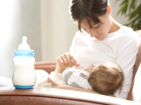 Сколько должен съедать новорождённый ребенок в 1, 2 месяца за одно кормление: 7 правил, таблица норм Сколько должен съедать новорождённый ребенок в 1, 2 месяца за одно кормление: 7 правил, таблица норм