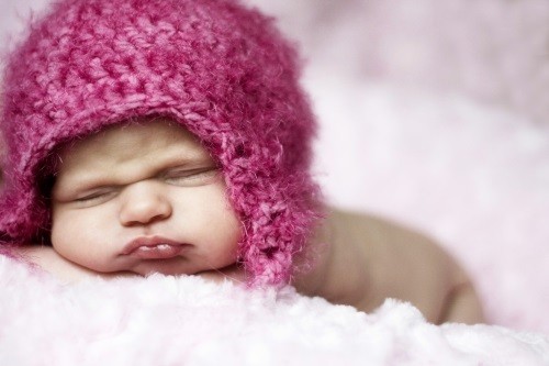 Сколько должен съедать новорождённый ребенок в 1, 2 месяца за одно кормление: 7 правил, таблица норм Сколько должен съедать новорождённый ребенок в 1, 2 месяца за одно кормление: 7 правил, таблица норм