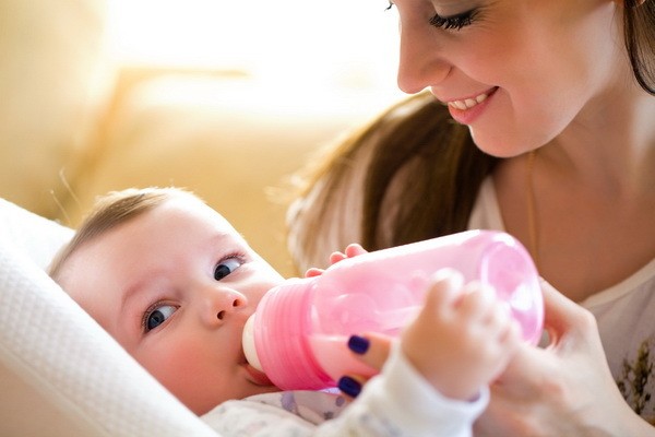 Сколько должен съедать новорождённый ребенок в 1, 2 месяца за одно кормление: 7 правил, таблица норм Сколько должен съедать новорождённый ребенок в 1, 2 месяца за одно кормление: 7 правил, таблица норм