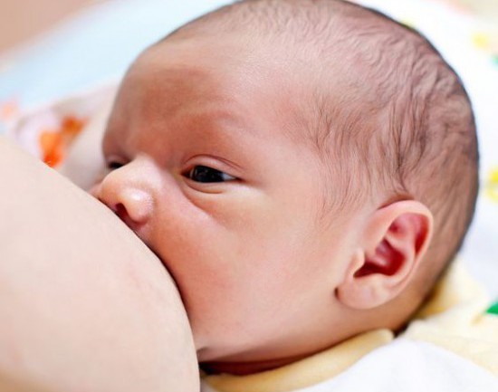 Сколько должен съедать новорождённый ребенок в 1, 2 месяца за одно кормление: 7 правил, таблица норм Сколько должен съедать новорождённый ребенок в 1, 2 месяца за одно кормление: 7 правил, таблица норм