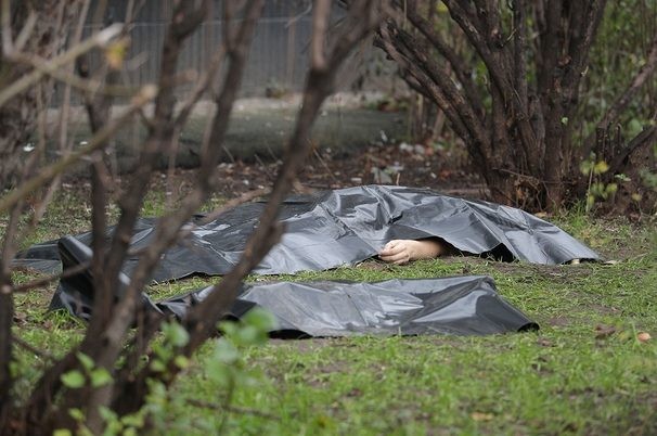 Ужасная трагедия в семье москвичей: женщина с детьми выбросились из окна 9-этажного дома Ужасная трагедия в семье москвичей: женщина с детьми выбросились из окна 9-этажного дома