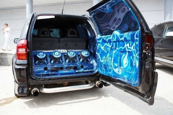 Что люди безнаказанно делают в автомобиле, а на улице за это их штрафуют