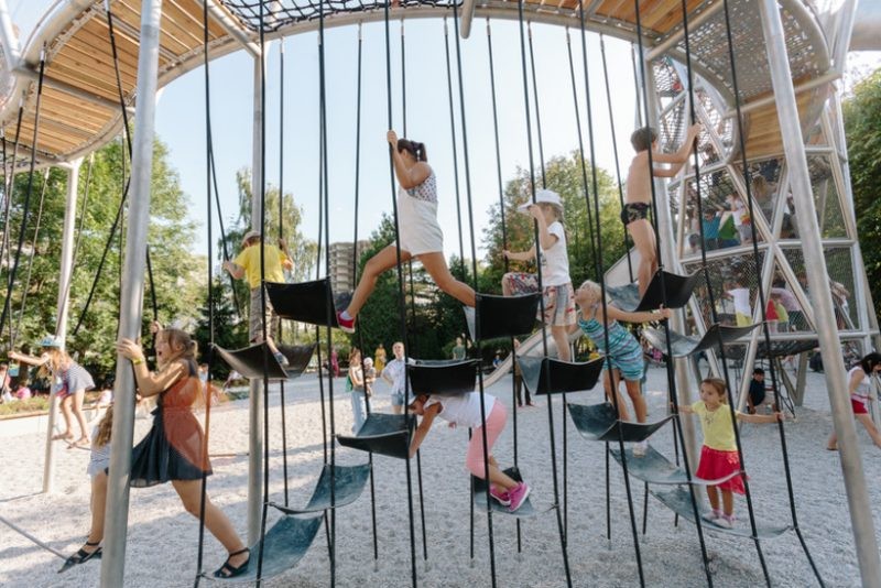 Названы лучшие площадки в Москве, где можно поиграть детям
