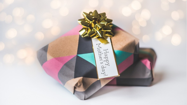 Что подарить на День матери 24 ноября 2019 года, чтобы порадовать любимого и родного человека