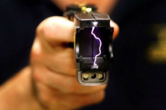 Совфед ободрил закон о предоставлении транспортникам права пользования шокерами