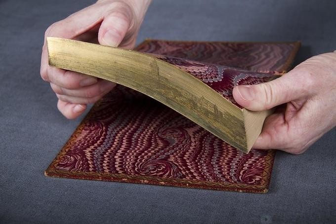 Что скрывают картины на обрезах старинных книг?