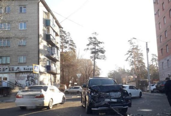 В центре Читы Lexus протаранил катафалк