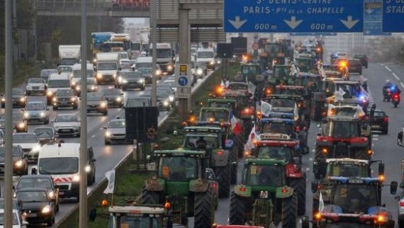 Французские трактористы перерыли подъезды к Парижу