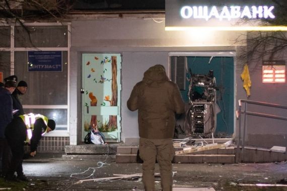 Неизвестные взорвали в Киеве отделение банка