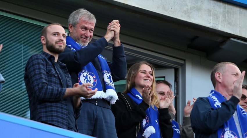 Роман Абрамович продал Челси: что происходит с футбольной командой российского олигарха?