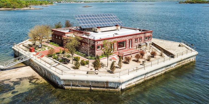 На аукцион выставлены 2 острова с элитной резиденцией и живописным пляжем